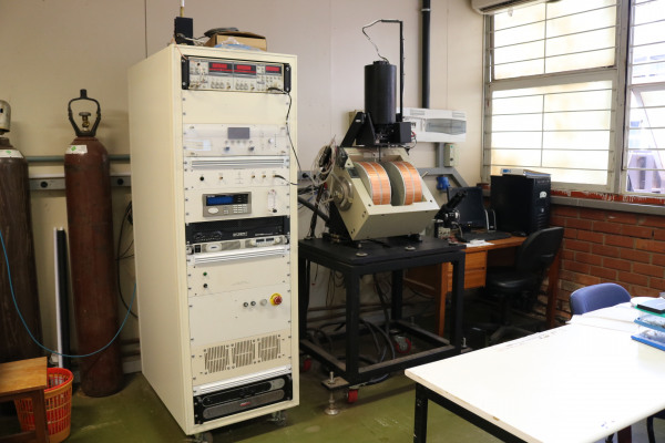 Magnetômetro de amostra vibrante com campos de até 2,1 T modelo EV9 marca Microsense